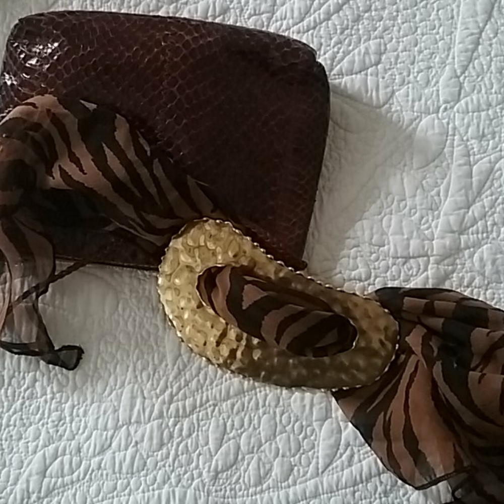 Belt/scarf attachment
